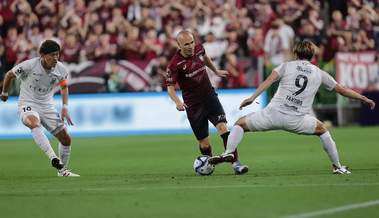 Dalam laga J1 League menghadapi Hokkaido Consadole Sapporo (1/7/2023) yang berakhir imbang 1-1, Andres Iniesta hanya tampil selama 57 menit di lapangan. (Dok. J1 League)