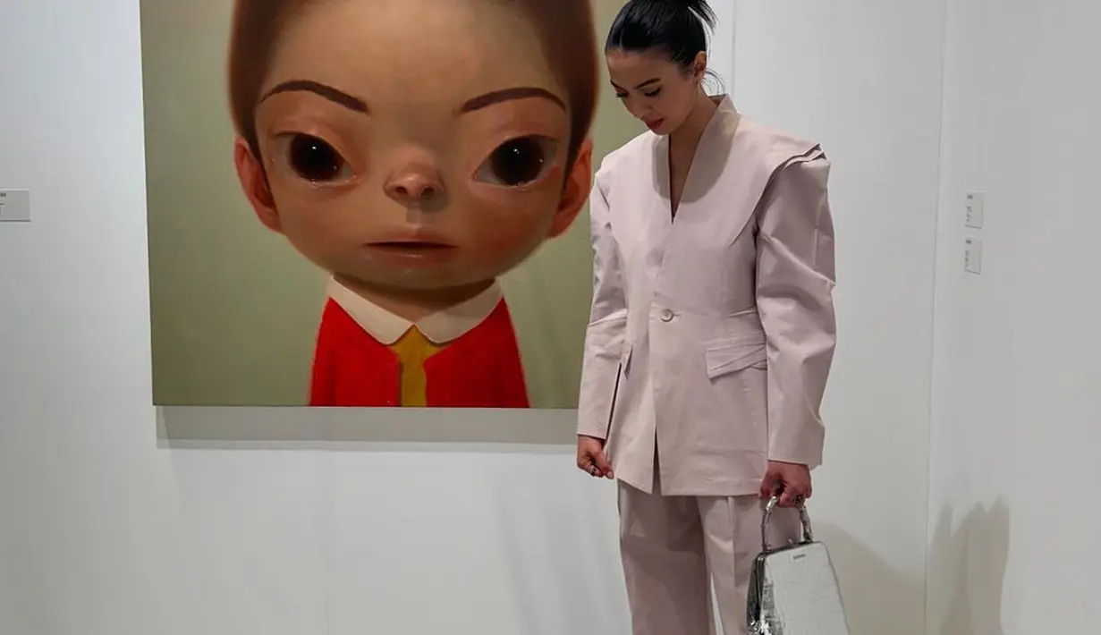Raline Shah kembali kunjungi pameran dengan setelan blazer berstruktur tegas berwarna pastel. [@ralineshah]