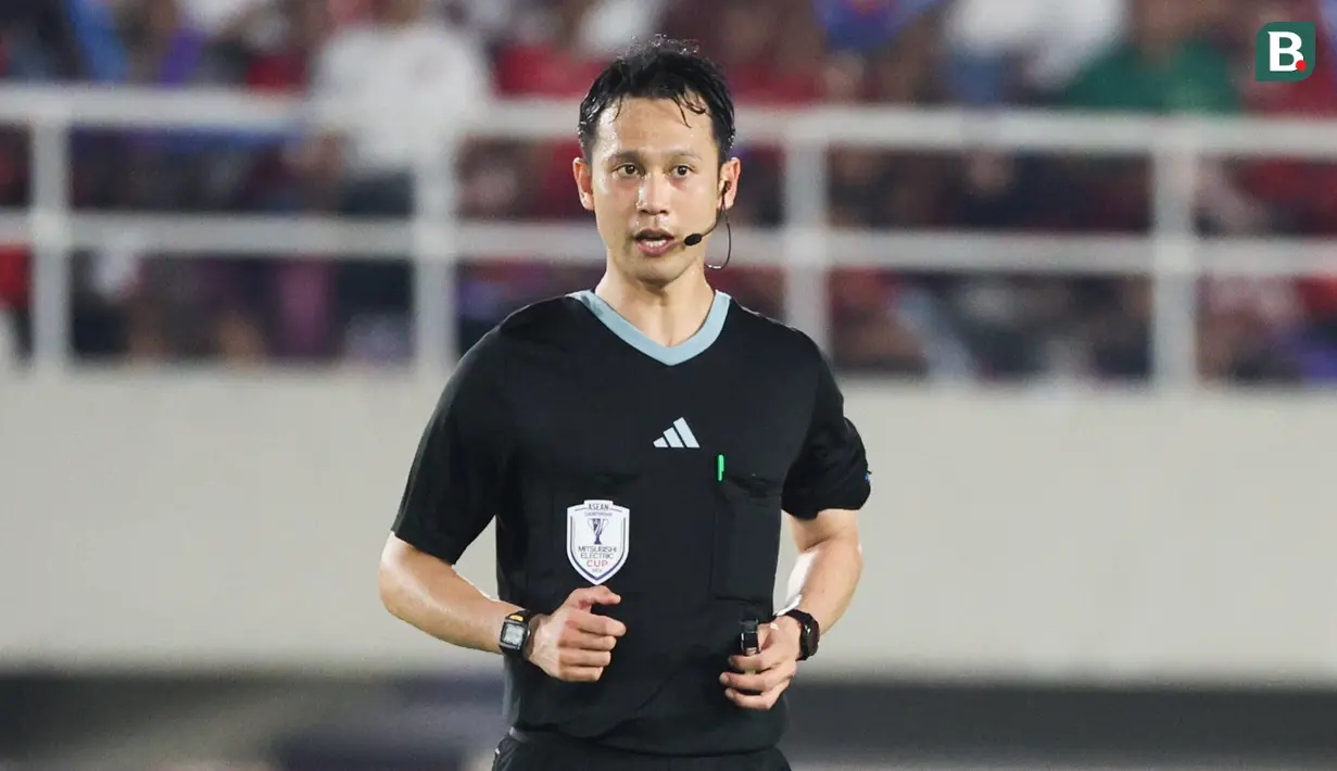 Wasit Koji Takasaki bekerja memimpin laga Timnas Indonesia vs Filipina dalam laga terakhir Grup B nan digelar di Stadion Manahan, Solo, Sabtu (21/12/2024). Peluang kedua tim tetap bisa lolos ke semifinal Piala AFF 2024 membikin laga melangkah sangat seru. (librosfullgratis.com/Abdul Aziz)