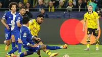Bek Borussia Dortmund, Ian Maatsen, melepaskan tembakan yang berbuah gol saat menghadapi Atletico Madrid di leg kedua perempat final Liga Champions yang digelar di Signal Iduna Park, Rabu (17/4/2024) dini hari WIB. (Odd ANDERSEN / AFP)