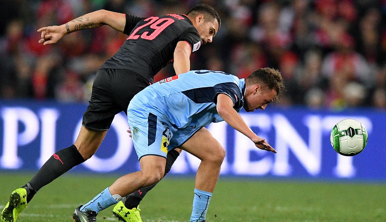 Gelandang Arsenal, Granit Xhaka, berebut bola dengan bek Sydney FC, Juan Zapata, pada laga persahabatan di Stadion ANZ, Sydney, Kamis (13/7/2017). Arsenal menang 2-0 atas Sydney FC. (EPA/Dan Himbrechts)