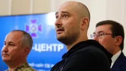 Wartawan Rusia, Arkady Babchenko memberikan keterangan dalam konferensi pers di Dinas Keamanan Ukraina, Rabu (30/5). Babchenko yang merupakan mantan tentara Rusia dalam Perang Chechnya dilaporkan tewas dibunuh dengan beberapa tembakan. (AP/Efrem Lukatsky)