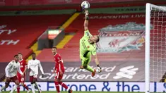 Bernd Leno sukses menjadi pahlawan saat membawa Arsenal lolos ke perempat final Piala Liga Inggris usai menyingkirkan Liverpool. (Laurence Griffiths/Pool via AP)
