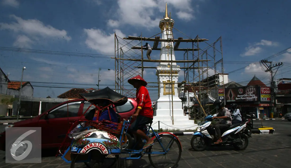 Pengendara melintas di depan Tugu,Yogakarta, Rabu (29/6). Pengerjaan renovasi dilakukan untuk memperindah monumen yang menjadi ikon kota Yogyakarta. (Liputan6.com/Boy Harjanto)