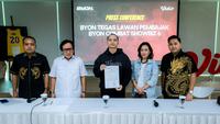 Vidio bersama BYON Combat mengambil langkah hukum atas praktik pembajakan siaran BYON Combat Sport Showbiz Vol. 6 yang disiarkan ulang secara ilegal melalui platform digital lain, khususnya TikTok. (Bola.com/Bagaskara Lazuardi)