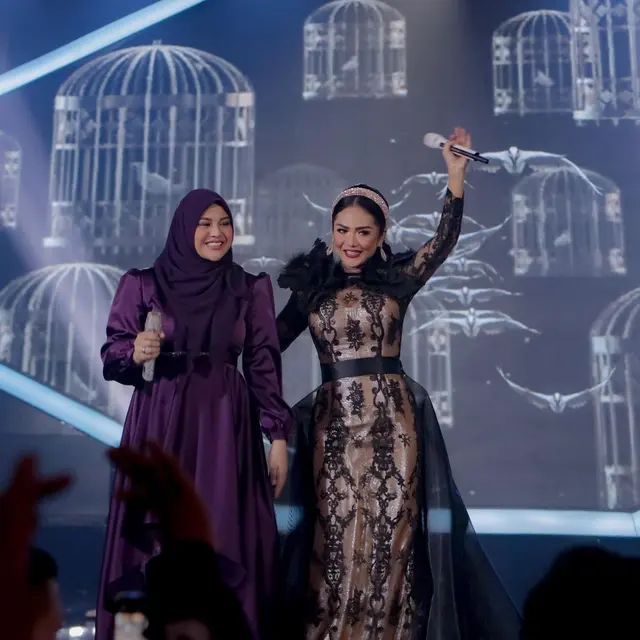 6 Potret Aksi Panggung Krisdayanti dan Aurel Hermansyah Sejak Dulu Hingga Kini