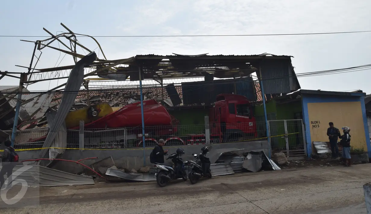 Suasana tempat kejadian sebuah truk tangki pengangkut BBM yang meledak di Jalan Kawasan Industri Terboyo, Semarang, Rabu, ( 9/11). Truk yang meledak tersebut berkapasitas 8.000 liter premium. (Liputan6.com/Gholib)