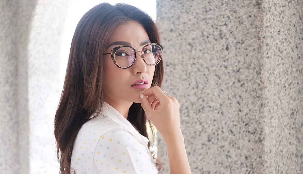 Sarwendah, selalu terkenal dengan penampilannya yang mengenakan daster. Namun jangan salah kalau ibu satu anak yang satu ini kerap berpenampilan kekinian dan pastinya juga hits banget. (Instagram/sarwendah29)