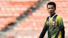 Mantan pebulutangkis, Taufik Hidayat, bermain sepak bola bersama tim Paski Man pada Agum Gumelar Cup di SUGBK, Jakarta, Minggu (10/4/2016) kemarin. Taufik Hidayat dkk.berhasil menaklukan Selebriti FC dengan skor 4-1. (Bola.com/Vitalis Yogi Trisna)