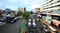 Suasana lalu lintas di Jalan Ahmad Yani, Kota Balikapapan, Kalimantan Timur. (Liputan6.com/Abelda Gunawan)