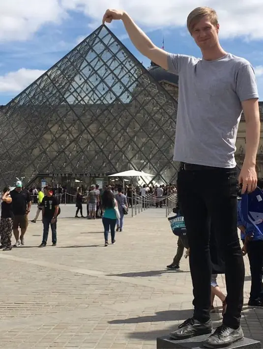 Ternyata tinggi badannya yang jadi keuntungan dalam basket tak menguntungkan dalam kariernya di bidang lain. (instagram/joonassuotamo)