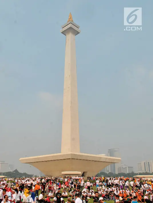 Suasana saat Festival Damai Millenial Road Safety di kawasan Monumen Nasional (Monas), Jakarta, Minggu (23/6/2019). Festival ini untuk menyosialisasikan disiplin berlalu lintas serta merajut persatuan dan kesatuan, khususnya generasi milienial. (merdeka.com/Iqbal Nugroho)