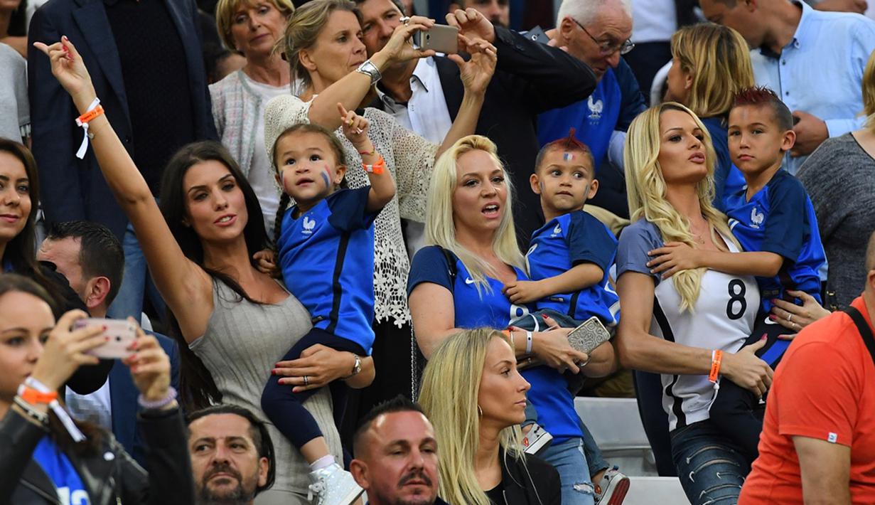 Istri Bacary Sagna, Ludivine Sagna (kiri), dan istri Dimitri Payet, Ludivine Payet (kanan), mendukung timnya melawan Albania pada laga Grup A Piala Eropa 2016 di Stade Velodrome, Marseille, Kamis (16/6/2016) dini hari WIB. (AFP/Franck Fife)