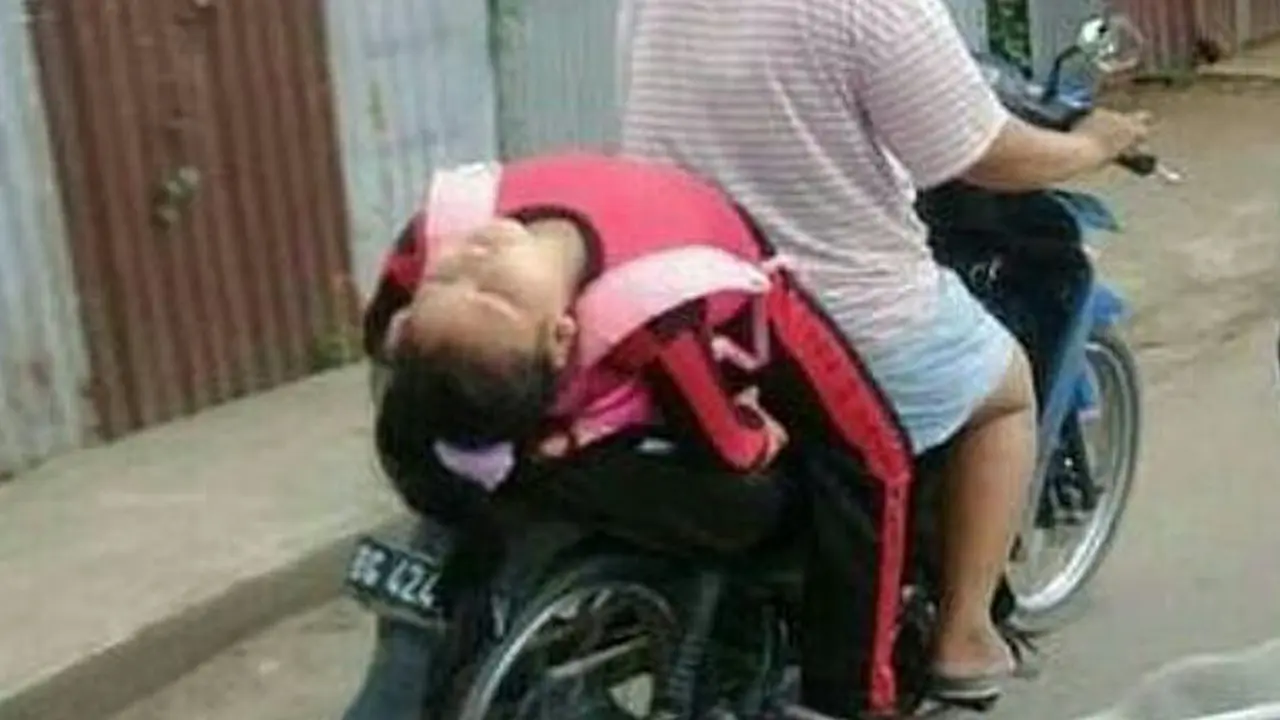 Hanya di Indonesia, 7 Tingkah Nyeleneh Anak Dibonceng Motor Bikin Ngelus Dada