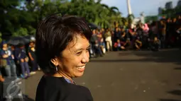 Istri aktivis HAM Munir, Suciwati mengikuti Aksi Kamisan ke-477 di depan Istana Negara, Jakarta, Kamis (19/1). Aksi Kamisan tersebut telah berlangsung selama 10 tahun sejak 18 Januari 2007. (Liputan6.com/ Immanuel Antonius)