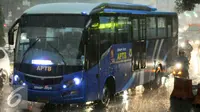 Dishubtrans DKI Jakarta akan berlakukan larangan Angkutan Perbatasan Terintegrasi Bus Transjakarta (APTB) beroperasi di jalur Transjakarta, Jakarta, (23/5). Rencananya kebijakan ini akan diterapkan mulai 1 Juni mendatang. (Liputan6.com/Yoppy Renato)