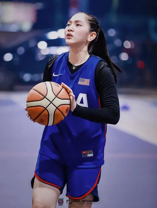 Selain cantik dan jago berakting, Harini Sondakh selalu memukau saat mengenakan pakaian sport. Tak sedikit netizen yang salah fokus dengan potret Harini Sondakh ketimbang permainan basketnya. (Liputan6.com/IG/harinisondakh).