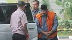 Swasta penyuap Bupati Indramayu Supendi, Carsa AS mengenakan rompi tahanan tiba di Gedung KPK, Jakarta, Jumat (13/11/2019). Carsa AS diperiksa sebagai saksi untuk tersangka Bupati Indramayu, Supendi mendalami aliran dana suap. (merdeka.com/Dwi Narwoko)
