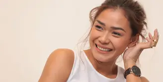 Aktris Adinia Wirasti dipercaya menjadi bintang utama dalam film Satu Hari Nanti. Dalam perannya film besutan Salman Aristo, ia memerankan Alya seorang mahasiswa sekolah masak di Swiss. (Adrian Putra/Bintang.com)