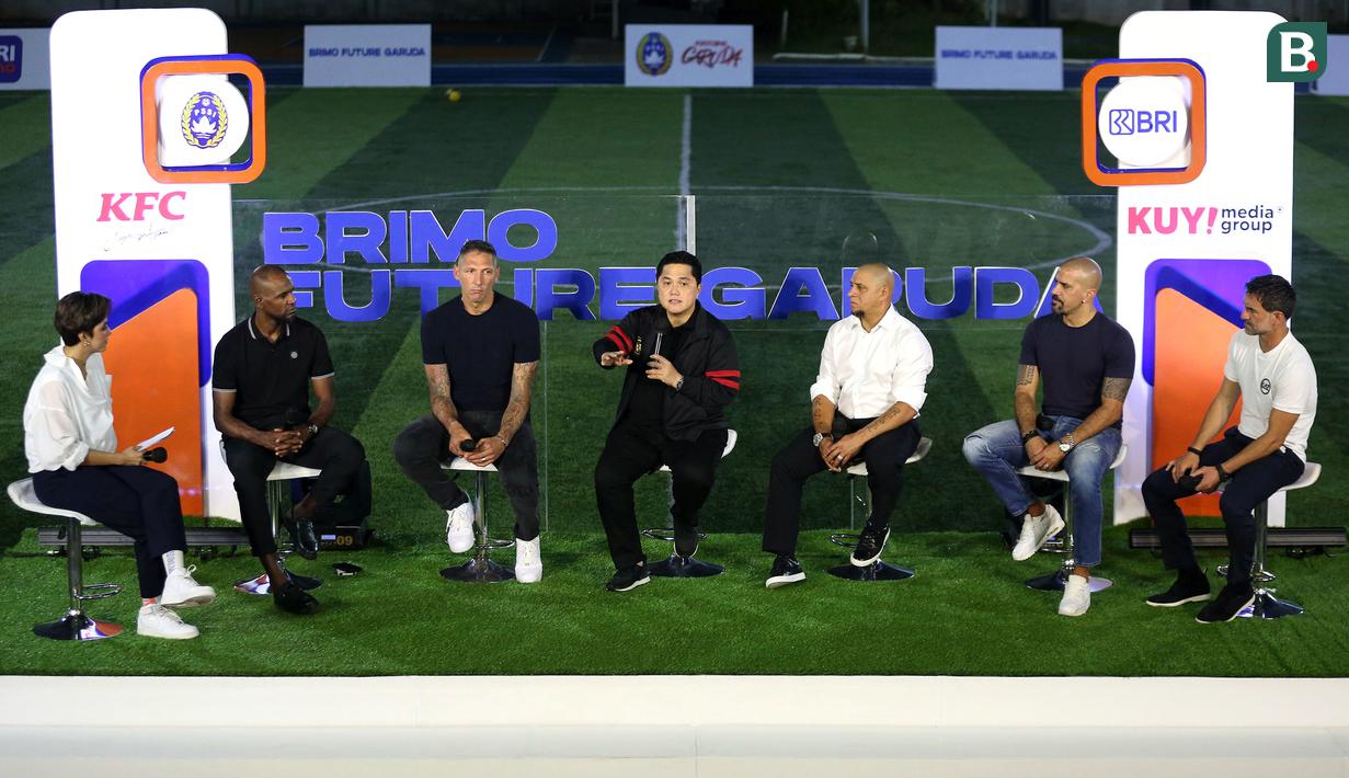 <p>Ketua Umum PSSI, Erick Thohir memberikan sambutan bersama para legenda sepak bola saat kegiatan BRImo Future Garuda di Lapangan BRILiaN Stadium, Jalan Fatmawati Raya, Jakarta, Selasa (30/05/2023). (Bola.com/Bagaskara Lazuardi)</p>