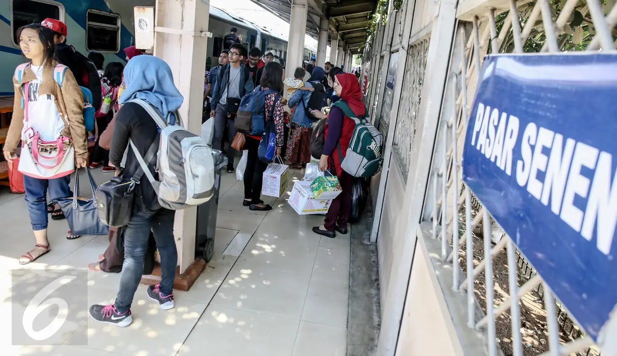 Sejumlah penumpang tiba  di Stasiun Senen, Jakarta, Minggu (3/1/2016). Kedatangan arus balik libur Natal dan Tahun Baru dari sejumlah daerah Pulau Jawa hingga pukul 13.00 WIB tercatat sebanyak 398.947 orang. (Liputan6.com/Faizal Fanani)