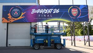 Pekerja melakukan persiapan jelang laga final liga Champions antara PSG vs Arsenal di Puskas Arena, Budapest, Hungaria, Jumat (29/5/2026). (AFP/Attila Kisbendek)