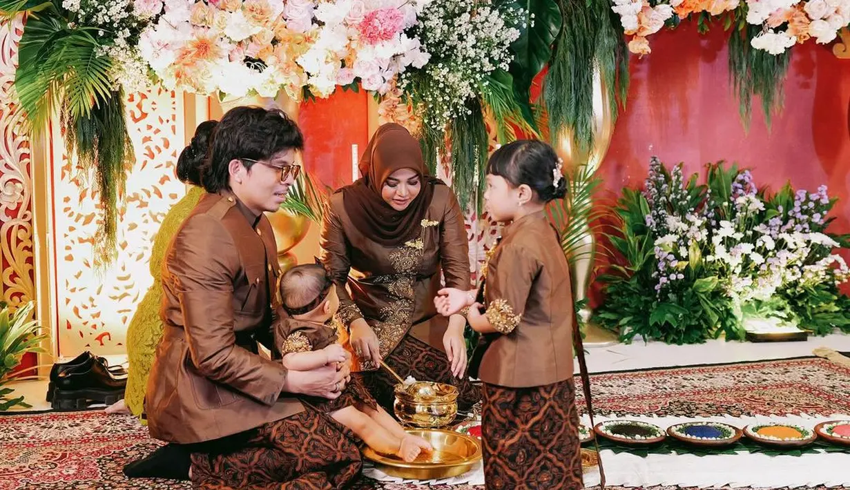 Sedangkan di momen Tedak Siten Azura, putri keduanya, Atta dan Aurel memilih nuansa cokelat yang tak kalah mewah. [Foto: Instagram/attahalilintar]