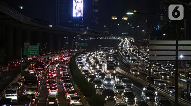 Sejumlah kendaraan terjebak kemacetan di Tol Dalam Kota, Jakarta, Rabu (18/5/2022). Meningkatnya volume kendaraan di Ibu Kota terjadi karena sejumlah pegawai telah kembali kerja dari kantor atau work from office (WFO). (Liputan6.com/Faizal Fanani)