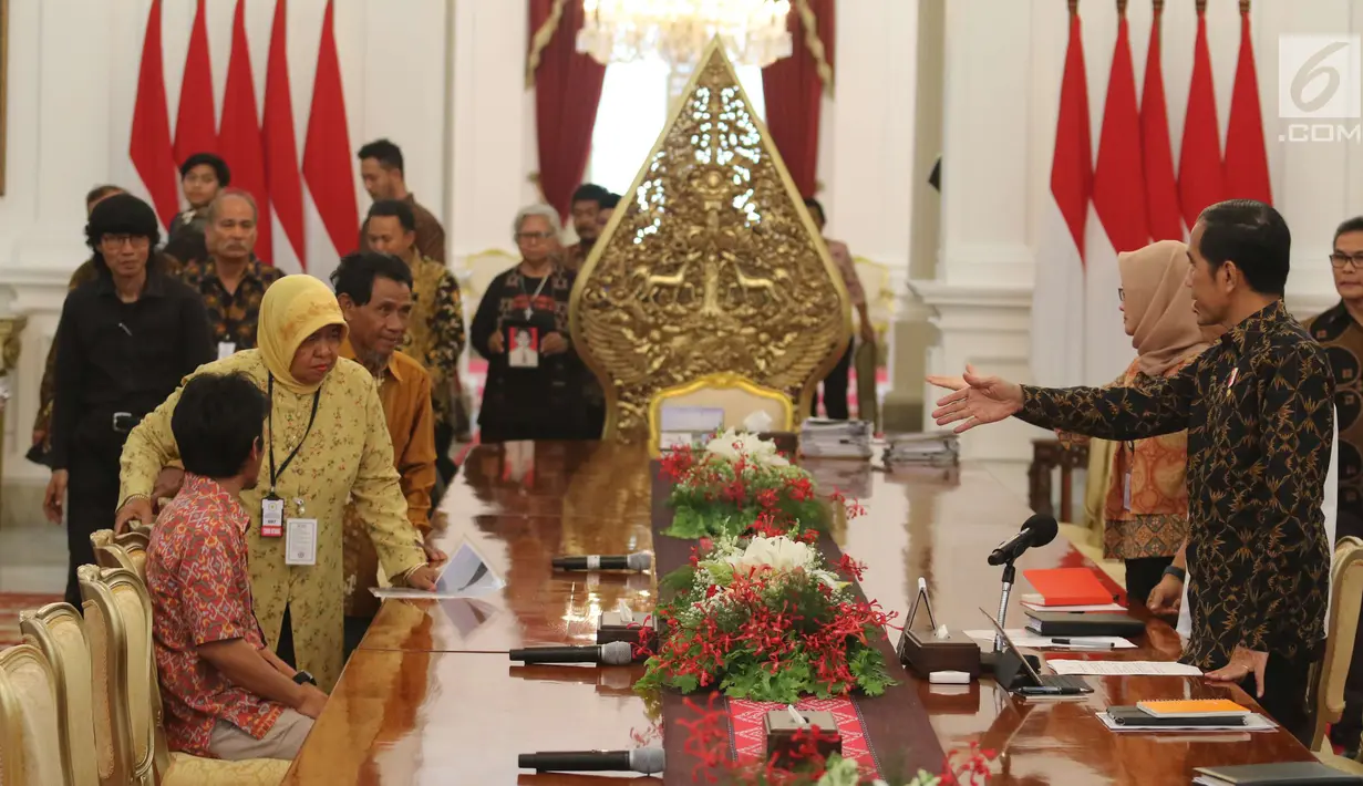 Presiden Joko Widodo menerima kunjungan keluarga korban pelanggaran Hak Asasi Manusia (HAM) atau yang dikenal sebagai massa Aksi Kamisan, di Istana Merdeka, Jakarta, Kamis (31/5). (Liputan6.com/Angga Yuniar)