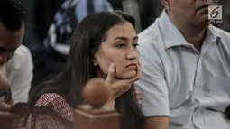 Ekspresi Atiqah Hasiholan saat menghadiri sidang putusan kasus dugaan penyebaran berita bohong atau hoaks dengan terdakwa Ratna Sarumpaet di PN Jakarta Selatan, Kamis (11/7/2019). Sesekali, matanya menatap sang ibunda yang duduk di muka majelis hakim. (Liputan6.com/Faizal Fanani)