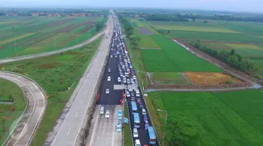 Sejumlah kendaraan terjebak kemacetan saat keluar tol Pejagan, Jawa Tengah, Sabtu (2/7). Kemacetan panjang hingga 18 km terjadi dikarenakan antrean saat pembayaran pintu tol keluar. (Liputan6.com/Balgo Marbun)