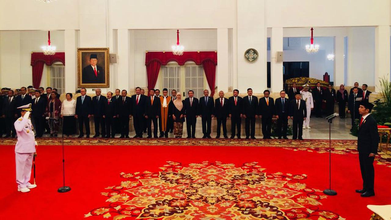 Presiden Jokowi melantik  Laksdya Siwi Sukma Adji sebagai Kepala Staf Angkatan Laut (KSAL) di Istana.