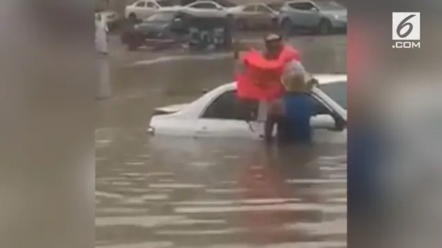 Pria Filipina tersebut tak mempedulikan keselamatannya saat menolong pria renta saat banjir Arab Saudi.