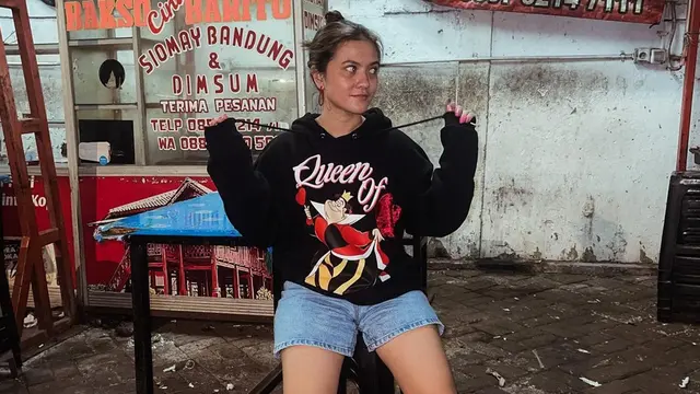 Gaya Marsha Aruan Tampil Santai Pakai Celana Jeans, Simpel Tapi Kece