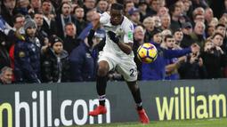 MU harus merogoh kocek senilai 50 juta poundsterling (Rp 896 miliar) untuk mendapatkan Aaron Wan-Bissaka. (Photo by Adrian DENNIS / AFP)
