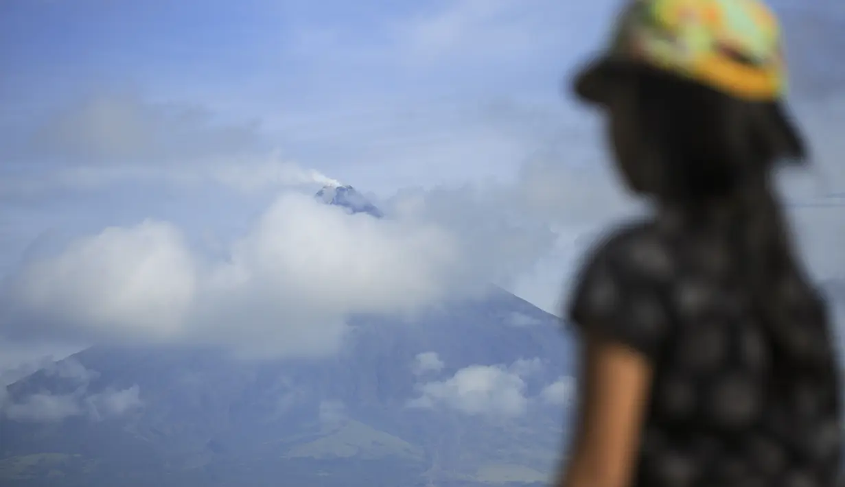 Badan seismologi Filipina, Phivolcs, menaikkan tingkat siaga untuk Gunung Berapi Mayon dari 1 menjadi 2 pada skala 0 hingga 5, yang menunjukkan “tingkat yang lebih tinggi dari hal-hal berikut: gempa vulkanik, emisi uap/gas, deformasi tanah, dan suhu mata air panas.” (AFP/Charism Sayat)