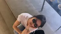 Gaya Terbaru Song Hye Kyo, Effortless dengan Kaos Putih dan Jeans