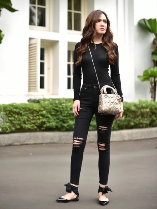 Dalam setiap kesempatan, pemain film Eiffel I'm in Love ini selalu tampil simple tapi tetap elegan. Foto: instagram.com/shandyaulia)