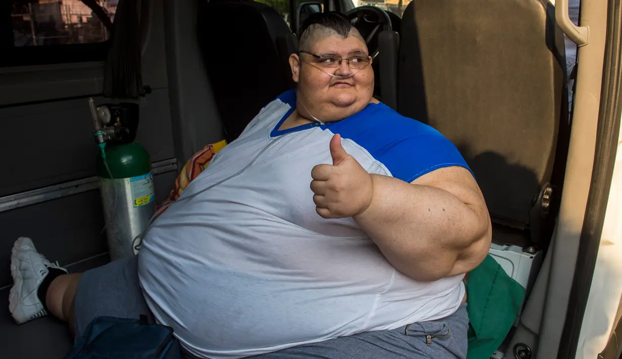 Juan Pedro Franco menaiki mobil menuju rumah sakit untuk menjalani perawatan di Guadalajara, Meksiko (5/5). Pria dengan berat badan 594 kilogram tersebut akan menjalani operasi di Jardines Hospital de Guadalajara. (AFP Photo/Hector Guerrero)