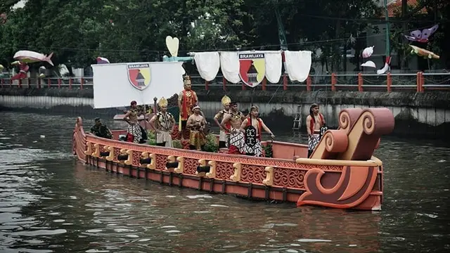 6 Potret Kemeriahan Festival Perahu Nusantara dan Parade Sepeda Onthel di Surabaya