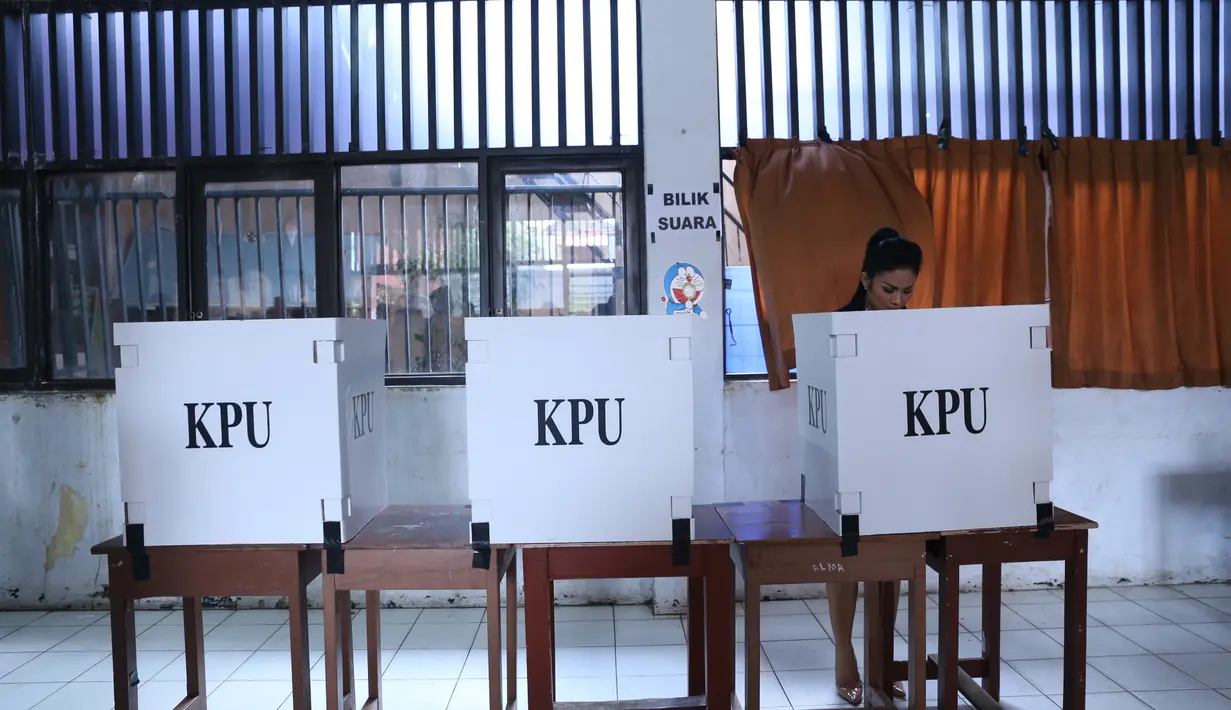 Krisdayanti bersama mamanya akan memberikan hak suaranya untuk menentukan pemimpin Jakarta untuk lima tahun ke depan. Istri pengusaha Raul Lemos itu memberikan hak suaranya di TPS nomor 18, Kelurahan Cilandak Timur, Jakarta. (Nurwahyunan/Bintang.com)