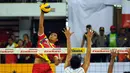 Pevoli putra Jakarta Electric PLN, Oki Setia Primadi melakukan smesh saat laga melawan Palembang Bank Sumsel Babel di Pertamina Proliga 2015 di GOR Dome Balikpapan, (8/2/2015). Jakarta Electric PLN unggul 3-1. (Liputan6.com/Helmi Fithriansyah)