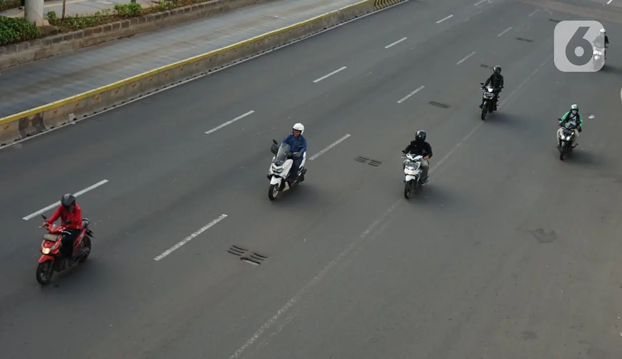 Pengendara sepeda motor melintasi Jalan MH Thamrin, Jakarta, Senin (24/5/2020). Kepala Dinas Perhubungan Provinsi DKI Jakarta Syafrin Liputo mengungkapkan kebijakan ganjil genap terhadap sepeda motor belum akan diterapkan dan hanya berlaku bagi kendaraan roda empat. (Liputan6.com/Immanuel Antonius)