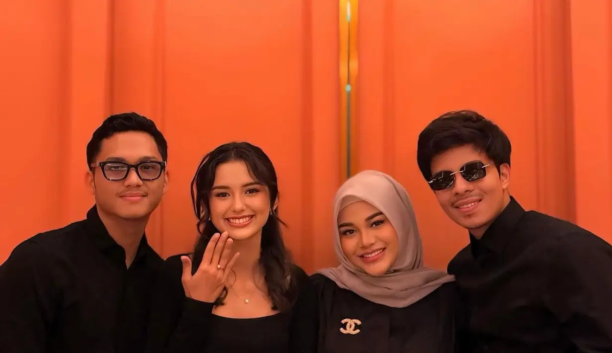 Setelah Thariq Halilintar dan Aaliyah Massaid, kini giliran adik Aurel, Azriel Hermansyah yang melamar kekasihnya, Sarah Menzel. [@attahalilintar/@aurelie.hermansyah/@thariqhalilintar].