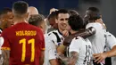 Gelandang Udinese, Kevin Lasagna (tengah) berselebrasi dengan rekannya usai mencetak gol ke gawang AS Roma pada pertandingan lanjutan Liga Serie A Italia di stadion Olimpiade Roma, Italia (2/7/2020). Roma takluk 0-2 atas Udinese. (AP Photo/Riccardo de Luca)