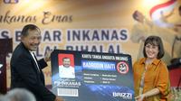 Ketua Umum PB Inkanas, Jenderal Pol (purn) Badrodin Haiti bersama SVP Divisi Institusional BRI, Irene Retnaningsih mengapit perwakilan Karateka berprestasi Inkanas.