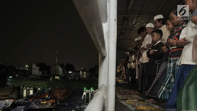 Warga Pasar Gembrong Salat Tarawih di Atas JPO