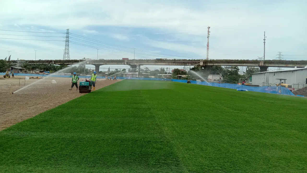 Pada Jumat 23 Oktober 2020, sebanyak dua lapangan latih Jakarta International Stadium (JIS) sudah mulai dilakukan pemasangan rumput hybrid berstandar internasional pertama di Indonesia.