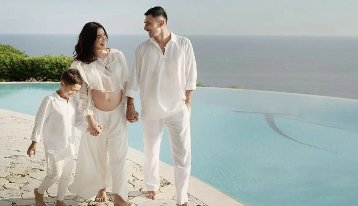 Tinggal di Bali yang indah, keluarga kecil Jessica Iskandar pun telah melalukan maternity shoot dengan berbagai busana dan latar belakang tempat yang indah. Sepertu mengenakan pakaian serba putih. @inijedar