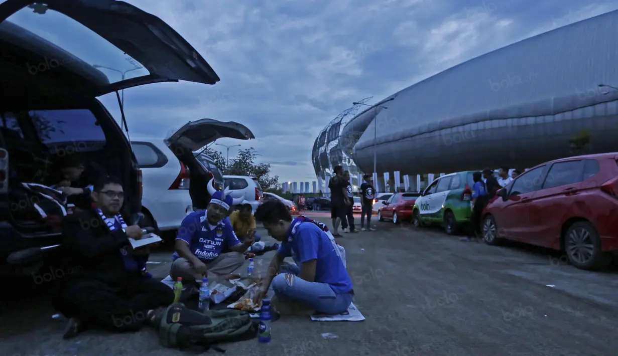 Suporter Persib santai menikmati hidangan buka puasa dekat Stadion Gelora Bandung Lautan Api sebelum menonton laga Torabika SC 2016 Persib melawan Mitra Kukar, Bandung, Sabtu (18/6/2016). (Bola.com/Nicklas Haoatubun)